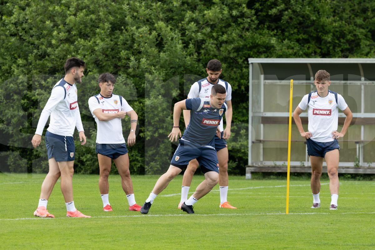 Toată lumea s-a oprit pentru a-l aplauda! Faza zilei în cantonamentul naționalei U21, Pancu e în transă + new-entry la antrenamentul de azi