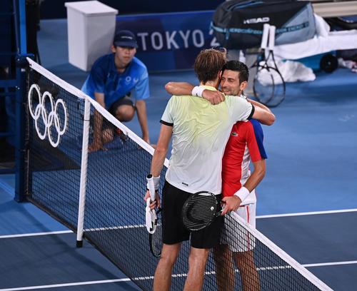 Novak Djokovic și Alexander Zverev, îmbrățișându-se după meciul din semifinale de la Jocurile Olimpice de la Tokyo. Foto: Imago