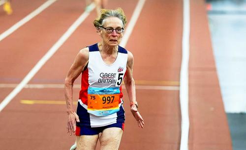 Sarah Roberts este multiplă deținătoare de record mondial la atletism
