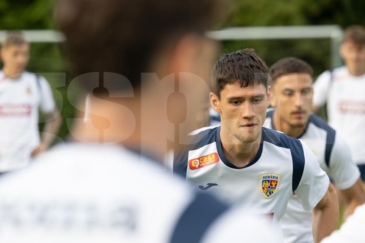Toată lumea s-a oprit pentru a-l aplauda! Faza zilei în cantonamentul naționalei U21, Pancu e în transă + new-entry la antrenamentul de azi