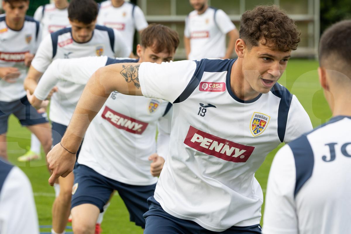 Toată lumea s-a oprit pentru a-l aplauda! Faza zilei în cantonamentul naționalei U21, Pancu e în transă + new-entry la antrenamentul de azi