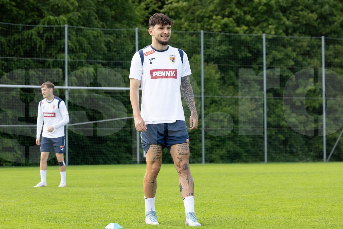 Toată lumea s-a oprit pentru a-l aplauda! Faza zilei în cantonamentul naționalei U21, Pancu e în transă + new-entry la antrenamentul de azi
