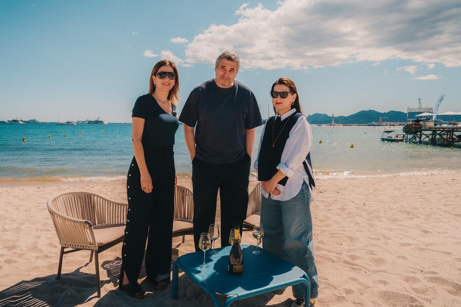 Amalia Enache, Radu Jude, Alexandra Tănăsescu - Festivalul de Film de la Cannes 2026 | Foto: Nicolae Anghel pentru JIDVEI Cristian Mungiu câștigă al doilea Palme d'Or la Cannes 2026. Jidvei, vinul oficial al „echipei