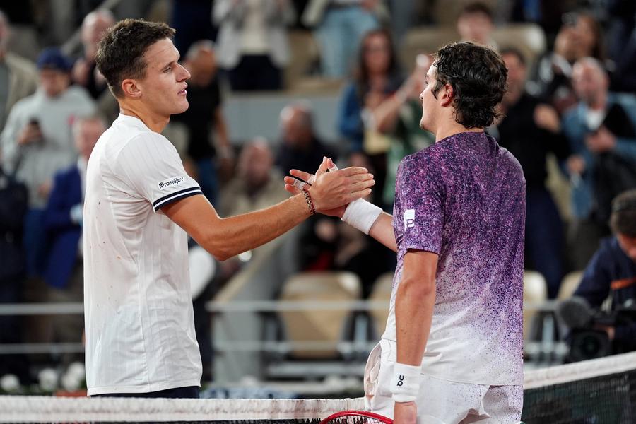 Joao Fonesca (dreapta) a fost eliminat de la Roland Garros de Jakub Mensik (stânga) / foto: Imago Images Revelația de la Roland Garros, eliminată în sferturile turneului