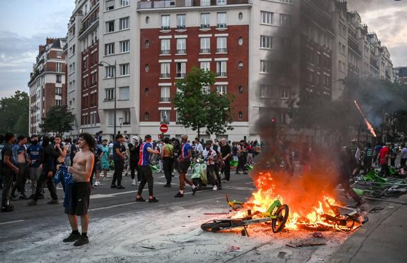 Bilanț tragic după violențele de la Paris » Autoritățile investighează decesul a doi bărbați