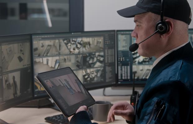Monitorizare 24/7: De ce este vital să colaborezi cu o firmă de pază care oferă servicii de monitorizare