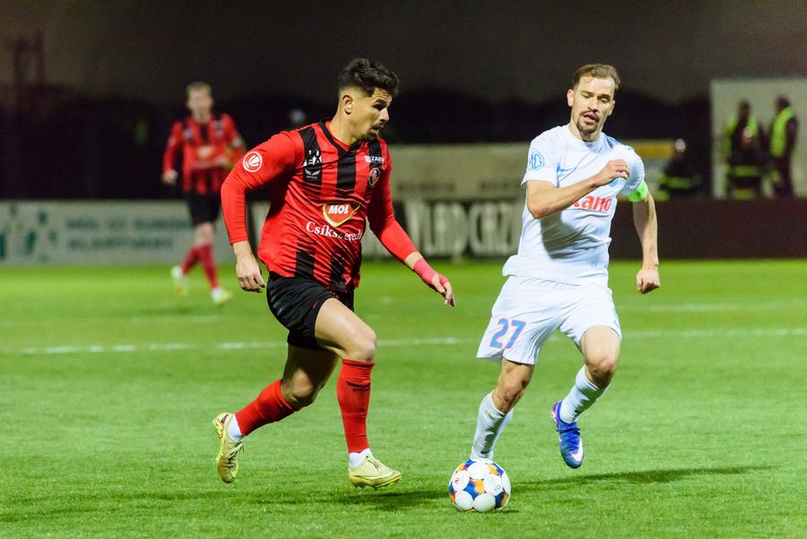 Anderson Ceara și Darius Olaru în duel. // Foto: Facebook Csikszereda Transfer ratat de FCSB! „Pretenții prea mari”