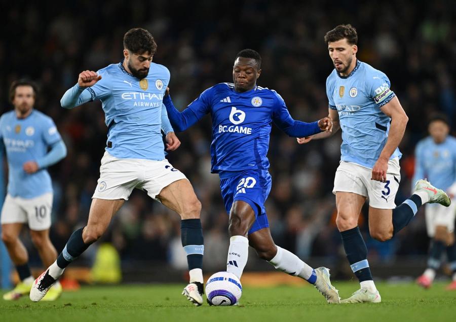 Josko Gvardiol (stânga) și Ruben Dias, fundașii lui Manchester City într-un duel cu Patson Daka / Foto: GettyImages Yan Diomande e ultima pepită a minei de aur din Leipzig » Suma colosală încasată din transferuri în ultimii 8 ani!