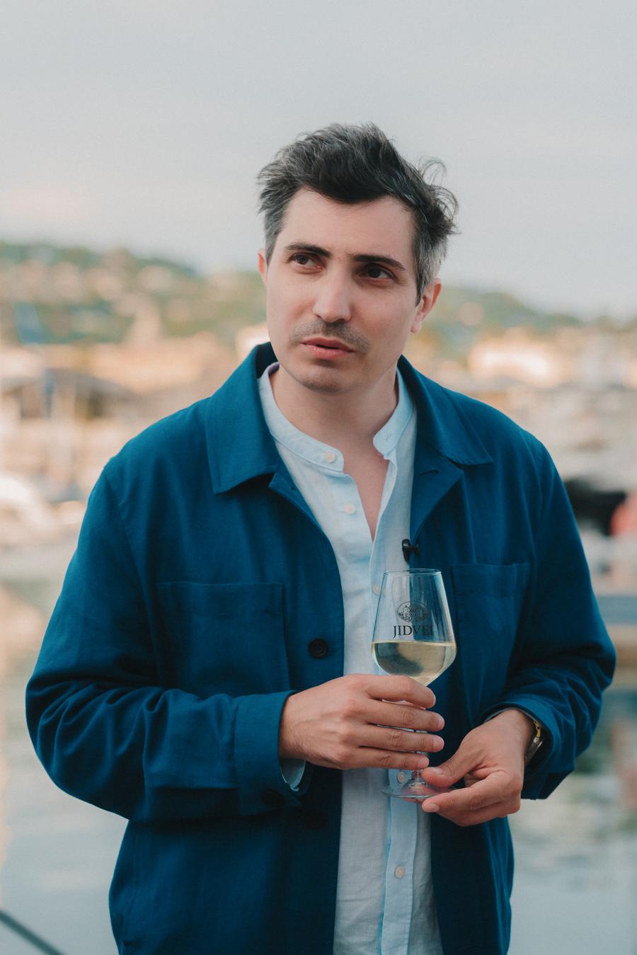 Paul Negoescu (Atlasul Universului)- Festivalul de Film de la Cannes 2026 | Foto: Nicolae Anghel pentru JIDVEI Cristian Mungiu câștigă al doilea Palme d'Or la Cannes 2026. Jidvei, vinul oficial al „echipei