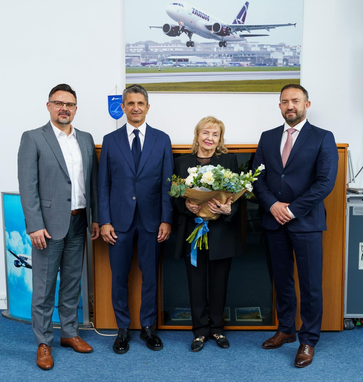 Un avion va purta numele lui Mircea Lucescu