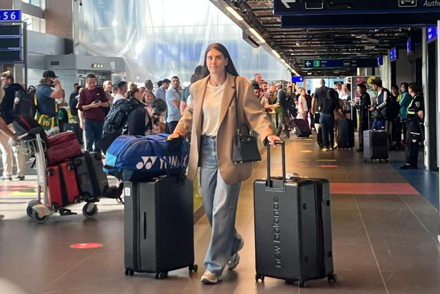 Sorana Cîrstea, astăzi, la sosirea de la Paris Sorana Cîrstea, primită cu aplauze pe aeroportul Henri Coandă » Avertisment care ar trebui să dea de gândit: „Mă îngrijorează un lucru”