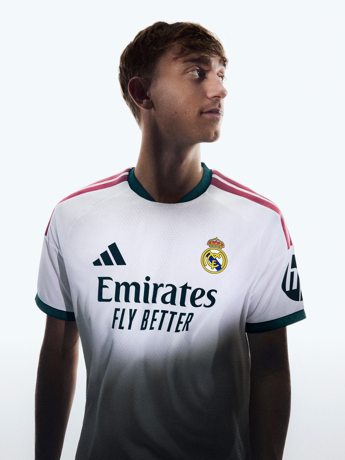 Real Madrid și-a prezentat noul echipament » Detaliul interesant de pe tricou