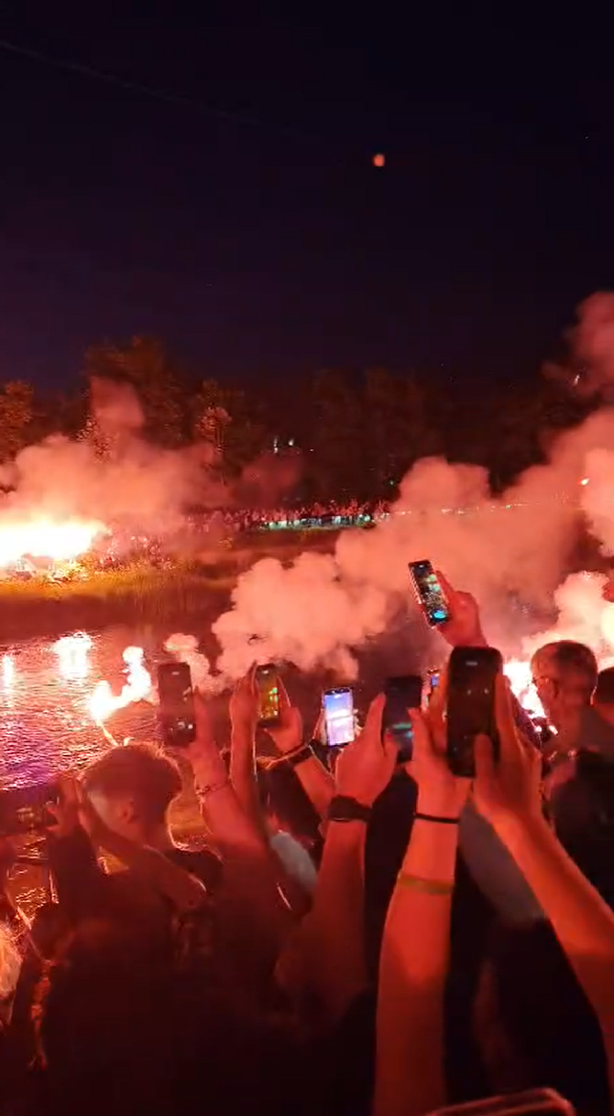 Jucătorii de la U-BT Cluj Napoca au sărbătorit al șaselea titlu cu „tradiționala” baie în Someș