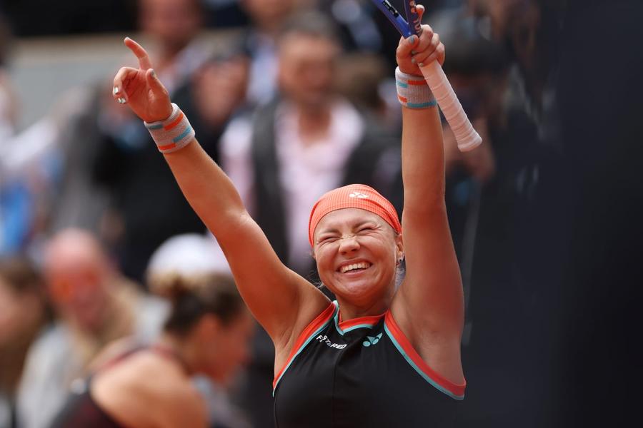 Diana Shnaider sărbătorind victoria în fața Arynei Sabalenka Foto: Guliver/GettyImages Aryna Sabalenka, OUT de la Roland Garros în „sferturi”! » Diana Shnaider a eliminat liderul mondial