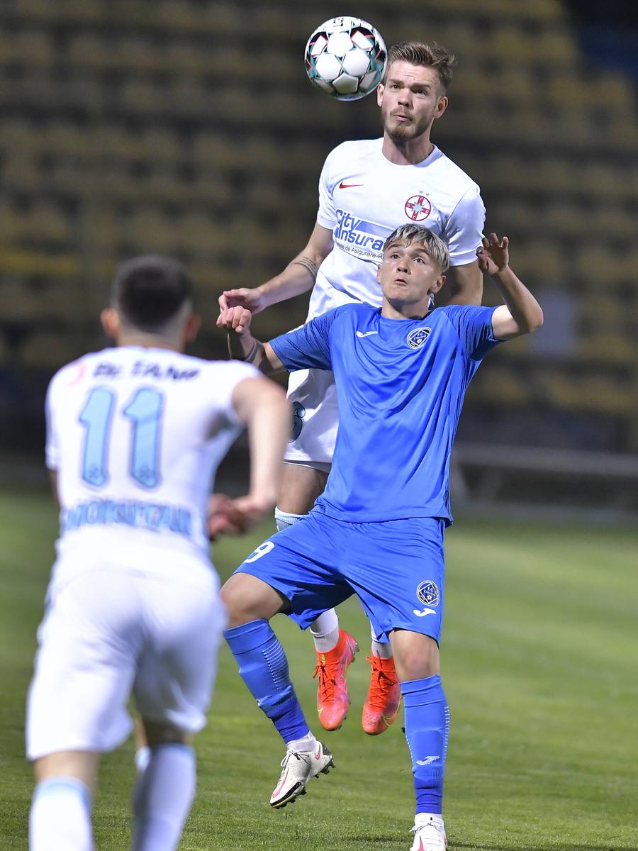 Robert Jerdea (albastru) este noul jucător al Petrolului Ploiești / foto: Imago Images Petrolul Ploiești a făcut primul transfer al verii: a debutat la 17 ani în Superligă
