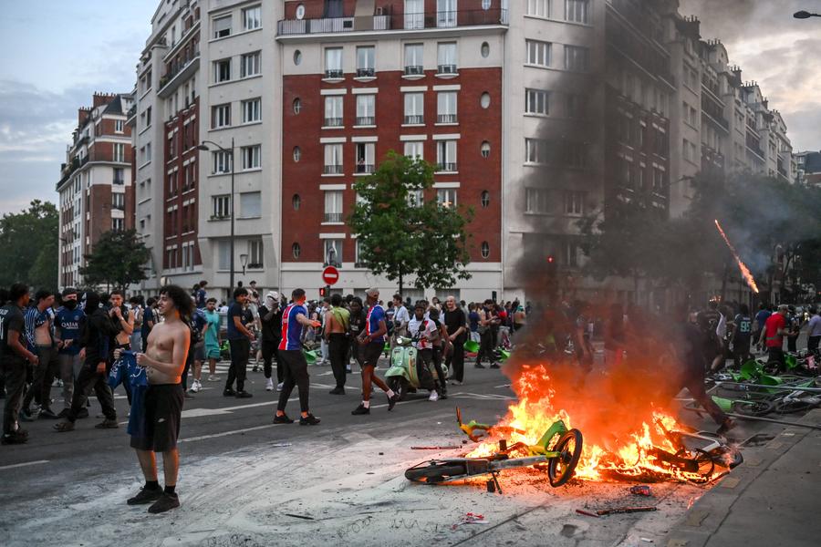 Evenimente tragice după triumful lui PSG din Liga Campionilor / foto: Imago Images Bilanț tragic după violențele de la Paris » Autoritățile investighează decesul a doi bărbați