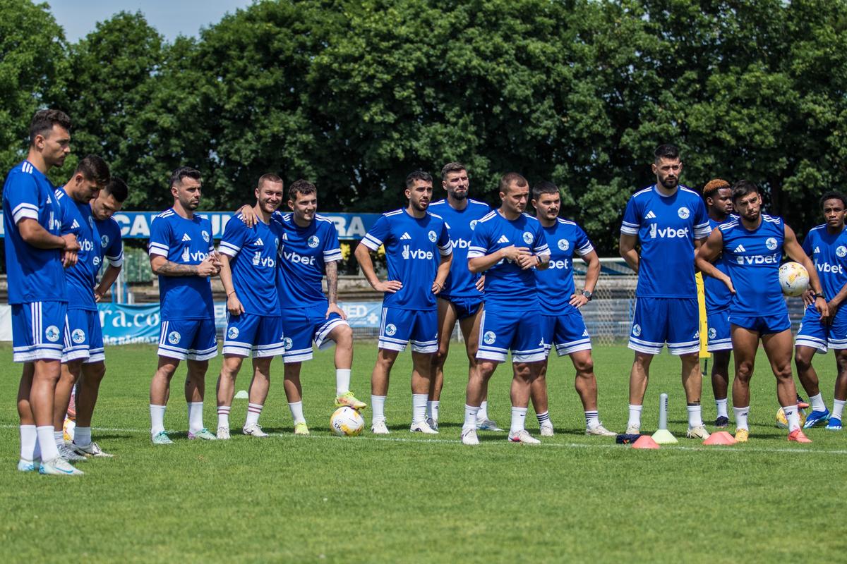 Corvinul a sunat prima adunarea în Superligă! » Două veniri confirmate și planul secret al lui Florin Maxim: „Mai aducem 8 jucători!”