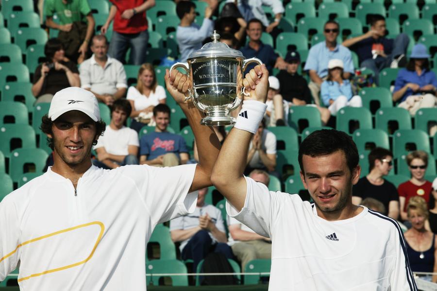 Horia Tecău și Florin Mergea cu trofeul de la juniori FOTO Guliver/GettyImages Wimbledon se joacă pe GSP.ro » Românii și primele senzații pe suprafața verde: „Nici nu înțelegeam care e tenisul adevărat, cel jucat pe iarbă sau cel de pe zgură