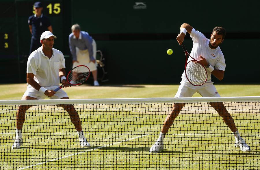 Horia Tecău (stânga) și Jean-Julien Rojer în acțiune pe iarba londoneză în 2015 FOTO Guliver/GettyImages Wimbledon se joacă pe GSP.ro » Românii și primele senzații pe suprafața verde: „Nici nu înțelegeam care e tenisul adevărat, cel jucat pe iarbă sau cel de pe zgură