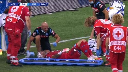 Portarul Ospina a fost scos cu targa în Atalanta - Napoli 2-0, după ce colegul său Mario Rui l-a lovit la cap, fiind împins de Caldara.