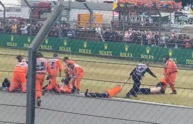 Scene uluitoare la Silverstone » Protestatari TÂRÂȚI de stewarzi în afara circuitului