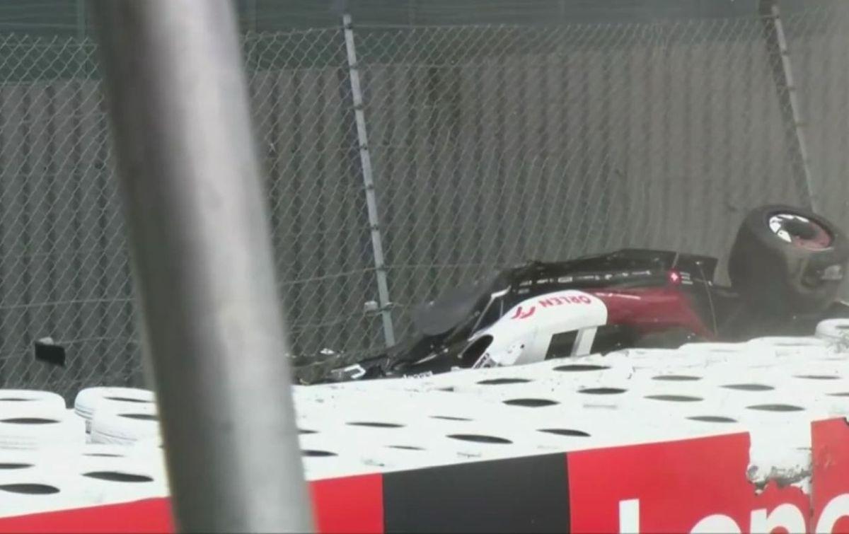 Accident înfiorător la Silverstone » Mașina lui Zhou s-a RĂSTURNAT și a fost luat cu targa! Primul mesaj al pilotului