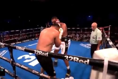Cristain Ciocan (în plan apropiat), învins de Joe Joyce pe Eembley
Foto: captură BT Sport 1