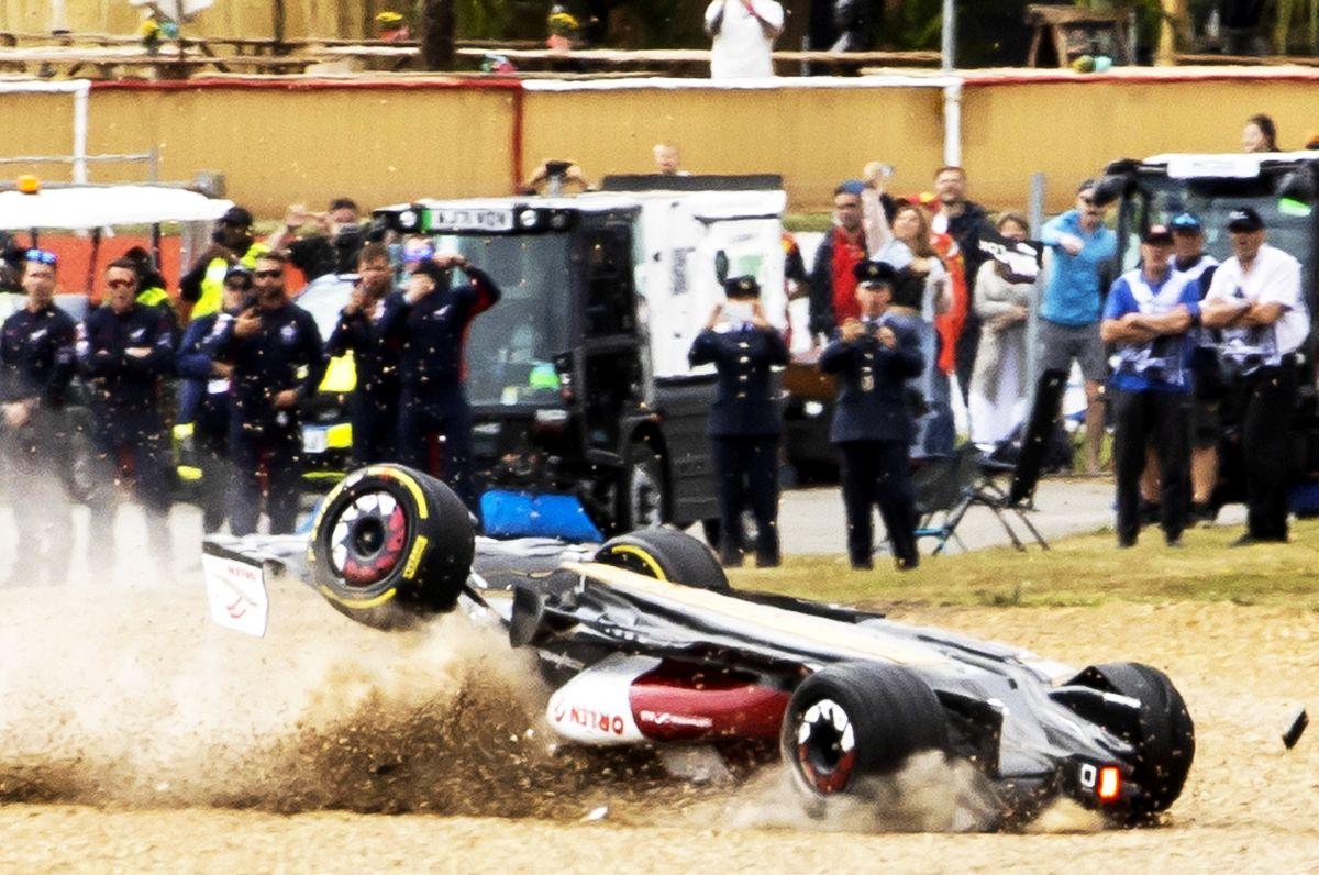 Accident înfiorător la Silverstone » Mașina lui Zhou s-a RĂSTURNAT și a fost luat cu targa! Primul mesaj al pilotului