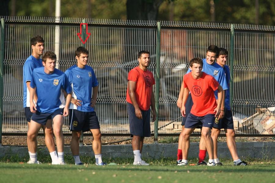 Pavelescu (indicat de săgeată) la un antrenament al FCSB 2 / foto: Arhivă GSP Juniori ținuți sub teroare la FCSB » Antrenor cunoscut, acuzat de un fost jucător: „Efectiv te bătea! Palme, pumni, o spaimă continuă”