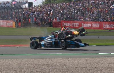 Accident teribil în Formula 2! » S-a urcat cu monopostul peste un adversar și era să provoace o tragedie