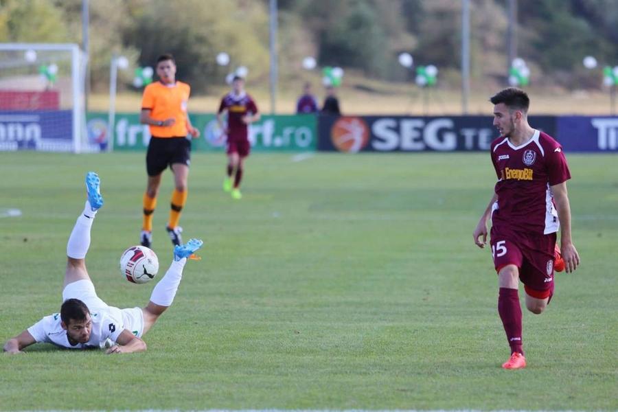 Pavelescu în duel cu Adi Păun de la CFR Cluj, „16-imile” Cupei României 2014-2015 / foto: Arhivă GSP Juniori ținuți sub teroare la FCSB » Antrenor cunoscut, acuzat de un fost jucător: „Efectiv te bătea! Palme, pumni, o spaimă continuă”