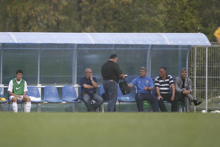 Pavelescu și Strizu păstrează cea mai mare distanță posibilă pe banca FCSB 2 / foto: Arhivă GSP Juniori ținuți sub teroare la FCSB » Antrenor cunoscut, acuzat de un fost jucător: „Efectiv te bătea! Palme, pumni, o spaimă continuă”