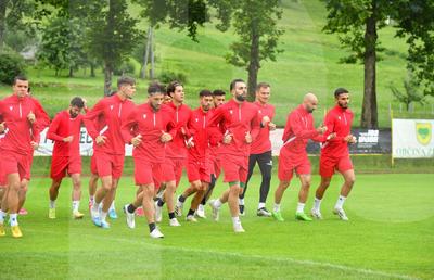 Imagini inedite: Ce a reușit Burcă la Dinamo + Acționarul se antrenează de parcă vrea să fie titular în derby :D