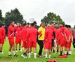 Imagini inedite: Ce a reușit Burcă la Dinamo + Acționarul se antrenează de parcă vrea să fie titular în derby :D