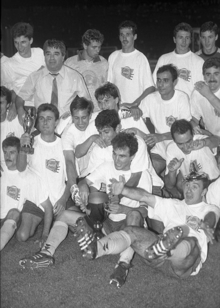 Petrolul, câștigătoarea Cupei în 1995. Leahu este primul din dreapta, jos Mărturia unui câștigător de Cupa României care a luat viața de la zero în Elveția: „Am lucrat 7 ani la negru. Căram plăci pe șantier, am luat mobilă și covoare de la colțul străzii”