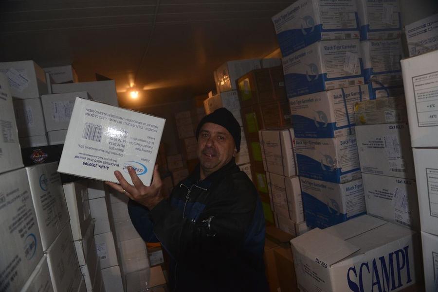 Leahu aranjează marfa în congelatoarele firmei la care lucrează Mărturia unui câștigător de Cupa României care a luat viața de la zero în Elveția: „Am lucrat 7 ani la negru. Căram plăci pe șantier, am luat mobilă și covoare de la colțul străzii”