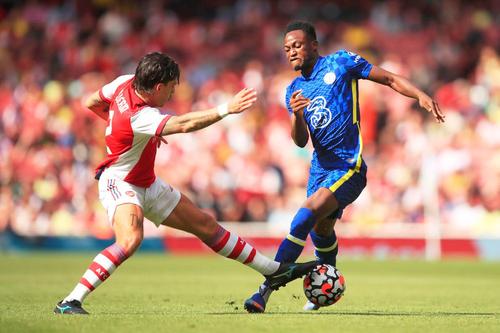 Baba Rahman într-un duel cu Bellerin / FOTO: GettyImages