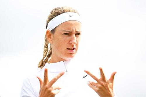 Bielorusa Victoria Azarenka (33 de ani, 20 WTA) a fost încurcată de o întrebare primită astăzi, după victoria cu Yue Duan (24 de ani, 106 WTA), scor 6-4, 5-7, 6-4, din primul tur de la Wimbledon.