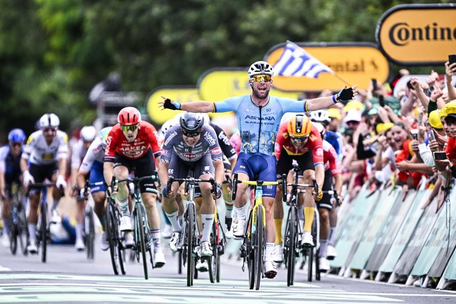 Mark Cavendish la finalul etapei FOTO Imago Images Mark Cavendish a bătut recordul inimaginabil al lui Eddy Merckx în Turul Franței! Un nou reper istoric, după 49 de ani!