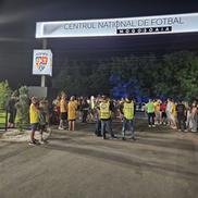 Sute de fani s-au strâns la baza din Mogoșoaia pentru a-i aștepta pe „tricolori” / foto: Marius Mărgărit