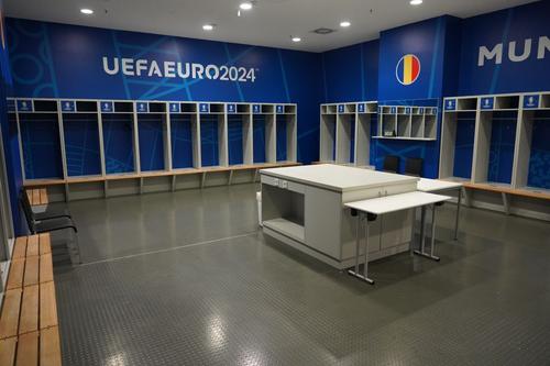 Fotbaliștii României au lăsat vestiarul din Munchen în condiții impecabile, după ce au fost învinși de Olanda, scor 0-3, în optimile competiției, părăsind Campionatul European din Germania. foto: FRF