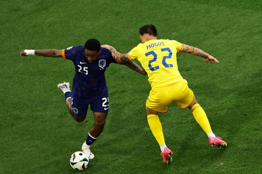 Vasile Mogoș a avut viață grea, până a ieșit accidentat, cu Steven Bergwijn / Foto: Imago