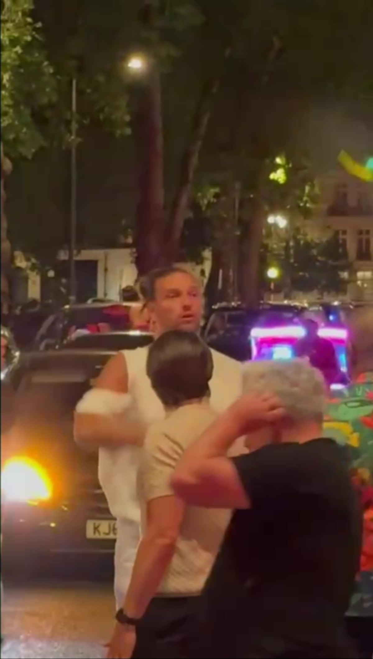 Andy Carroll s-a ales cu cămașa ruptă, după ce s-a bătut în stare de ebrietate