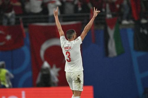 Merih Demiral face salutul „lupilor gri” / Foto: Imago