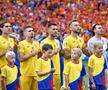 Jucătorii României, însoțiți de copii la intrarea pe teren înainte de 0-3 cu Olanda // foto: Cristi Preda (GSP)