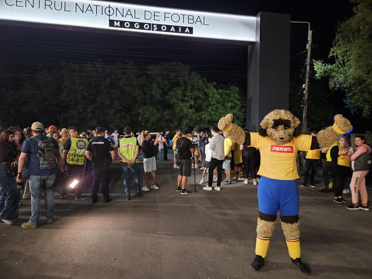 Sute de fani s-au strâns la baza din Mogoșoaia pentru a-i aștepta pe „tricolori”