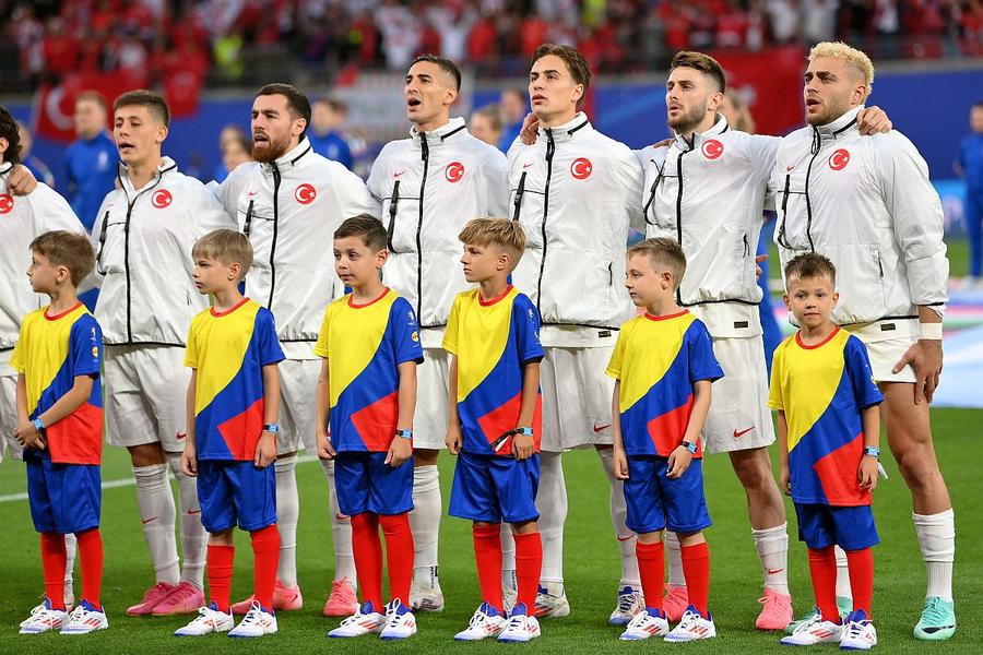 Echipamentul purtat de copiii care escortă jucătorii pe teren, fotografiați aici înainte de Austria - Turcia // foto: Guliver/gettyimages Copiii de la Euro 2024: peste 1.000, din 30 de țări » Ei au intrat pe teren cu Ronaldo, Kroos și Drăgușin