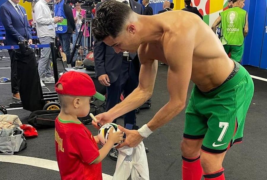 Cristiano Ronaldo împreună cu micuțul Awar 5 bune, 5 rele » Am învățat să iubim România ... dar există ceva care ne-a enervat cu Olanda! + Care e faza cu „dictatorul” Cristiano Ronaldo sau cu cocaina din tribune?