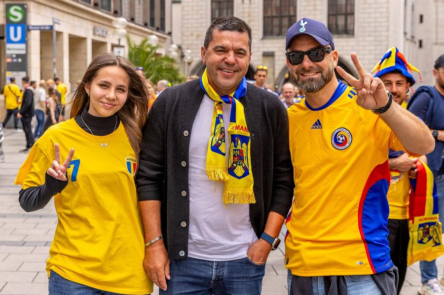 Cosmin Contra, în mijlocul suporterilor României, la Munchen, înainte meciului cu Olanda. Foto: Imago Cosmin Contra a semnat » Clubul a făcut anunțul spectaculos pe „Made in Romania”, hitul momentului în fotbal
