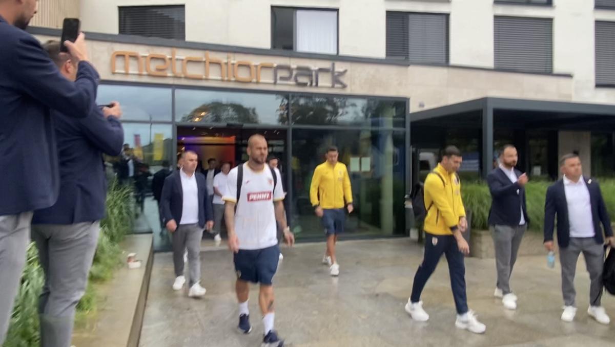 „Am avut senzația că ne-am unit ca țară” » Jucătorii echipei naționale se înclină în fața milioanelor de suporteri români